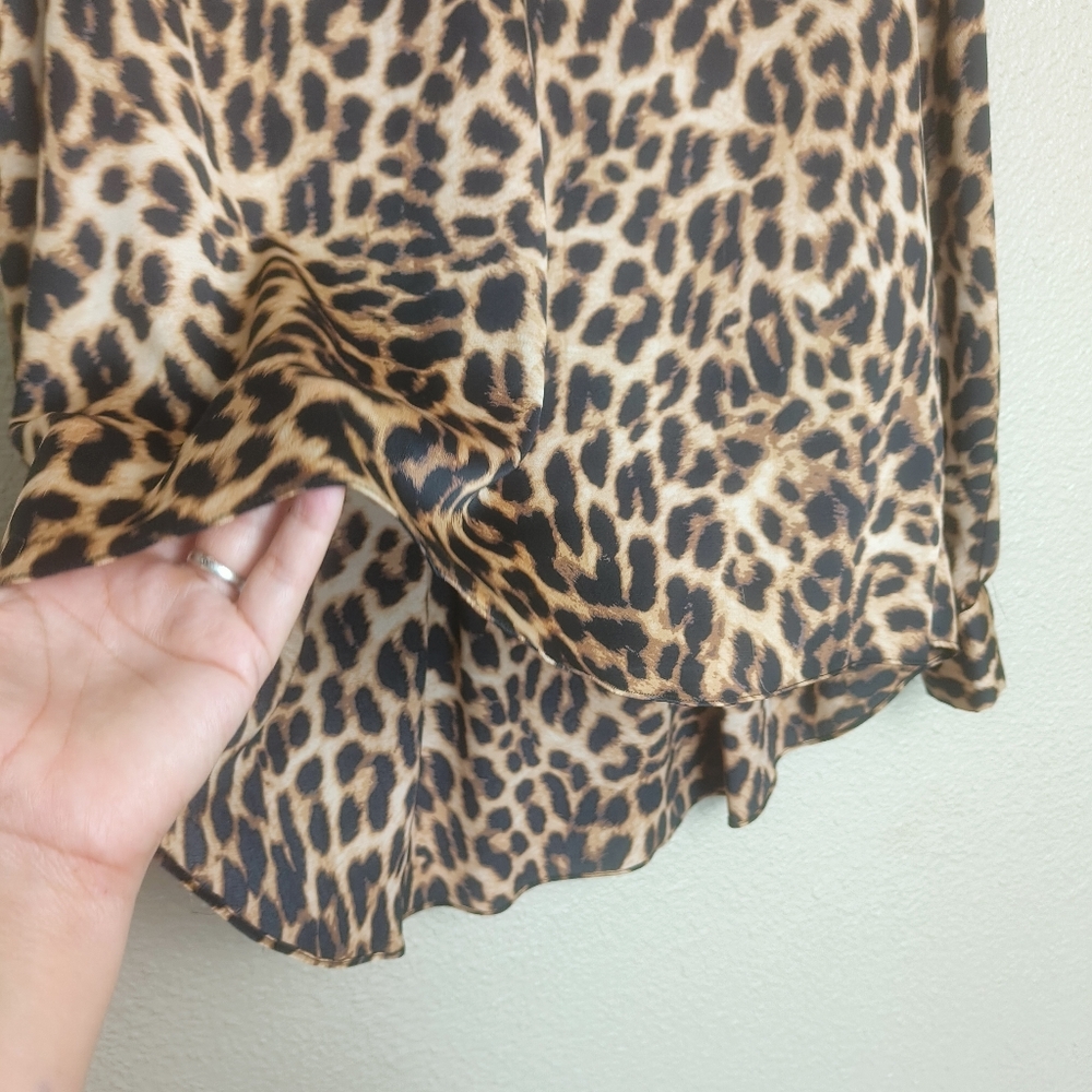 Vince Camuto Satin leopard print blouse Women's size M High neck Lightweight - Picture 7 of 16